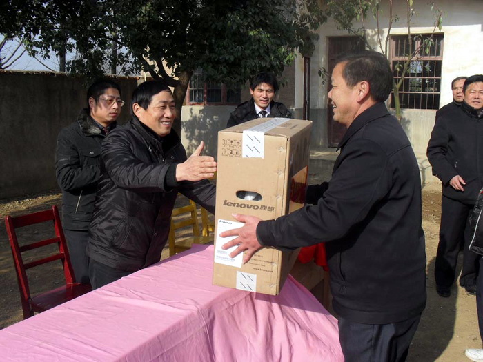 安徽鴻潤集團捐贈陡崗小學聯想電腦